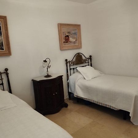 Chalet Con Piscina A 50 M De La Playa . Marbella Bagian luar foto